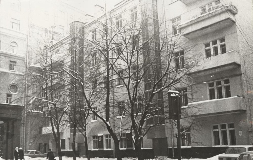 Фотография. Улица Неждановой (сейчас Брюсов переулок), д. 12. Вид на главный фасад здания. Декабрь 1976 г. Ефимов Э.В.