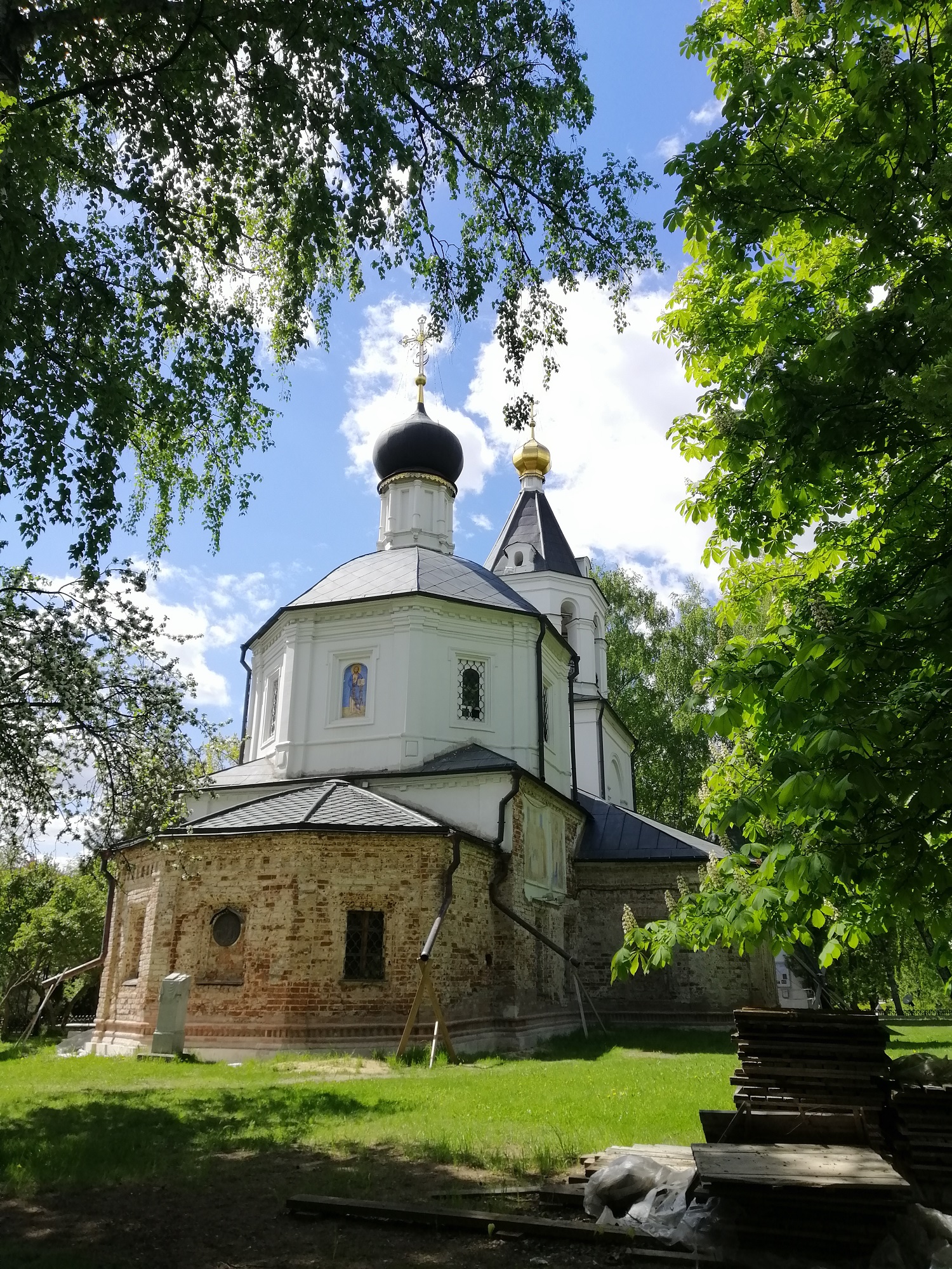 Церковь в селе Леонове. Храм положения Ризы Пресвятой Богородицы во Влахерне