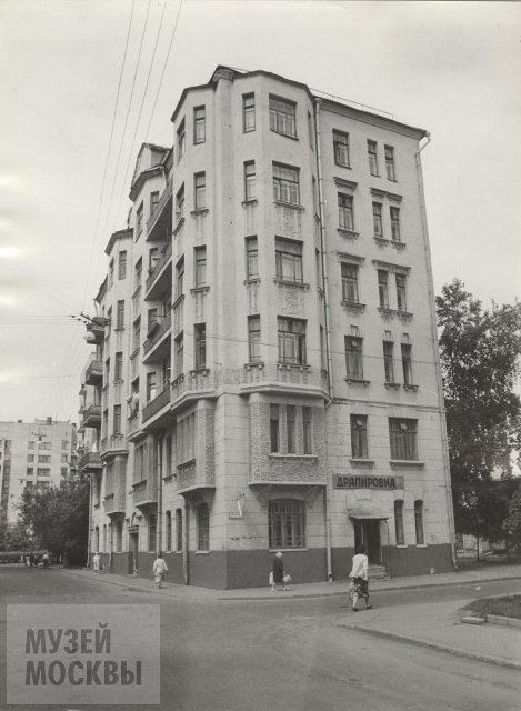 Фотография. Земледельческий переулок, д.13. Вид на главный и боковой фасады здания (угол с 1-м Неопалимовским переулком). Май 1987 г. Панков А.С.