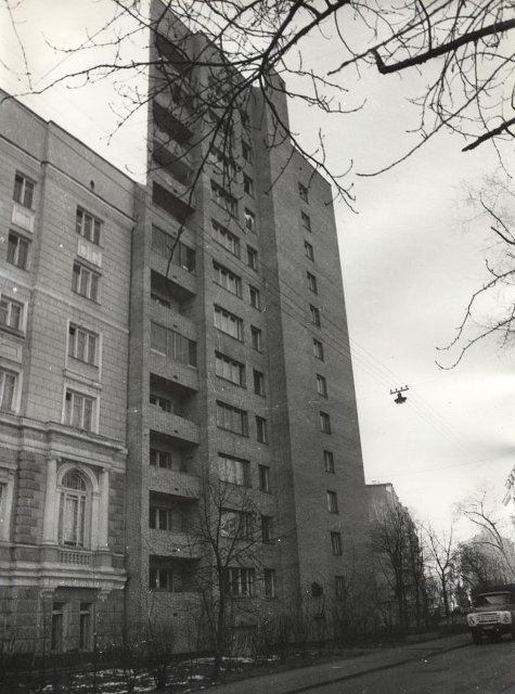 Фотография. Улица Медведева (сейчас Старопименовский переулок), д. 12. Вид на главный фасад здания. Май 1988 г. Панков А.С.