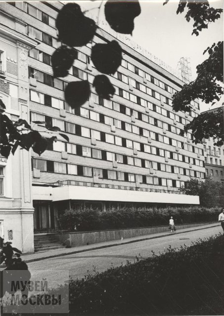 Фотография. Большая Бронная улица, д.29. Вид на главный фасад здания. 1983 г. Степанов М.Н.