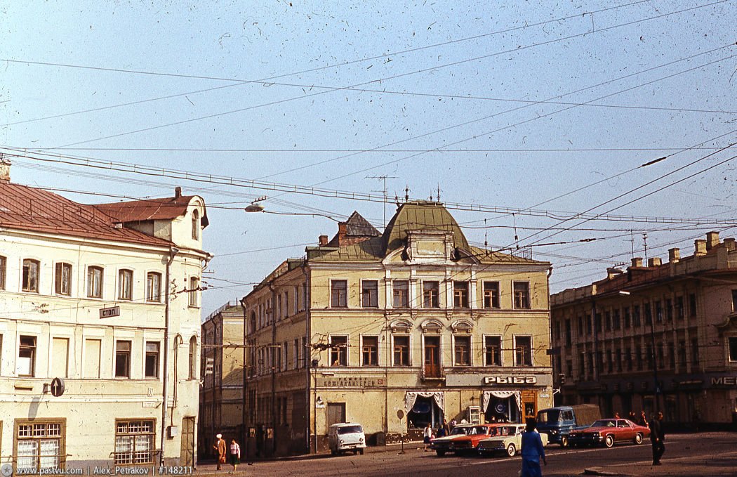 Петровские ворота площадь