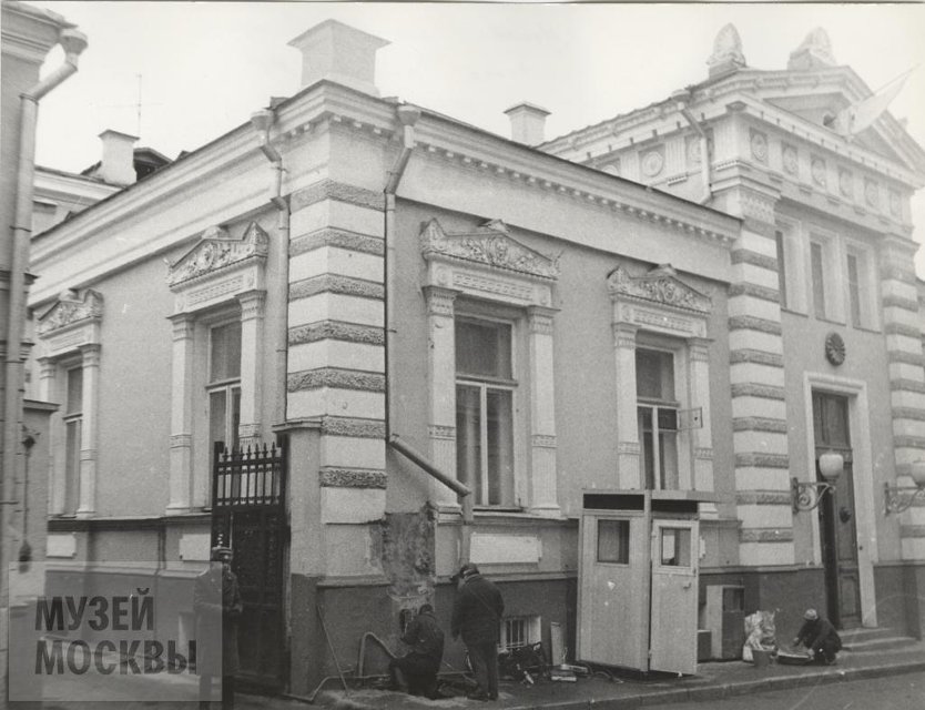 Фотография. Калашный переулок, д.12. Фрагмент главного фасада здания и въездные ворота. Ноябрь 1985 г. Панков А.С.