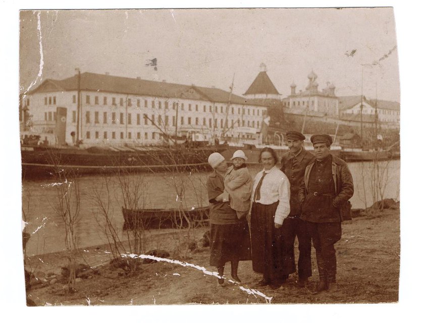 Фотография Групповое фото на берегу реки. 1920-е гг.