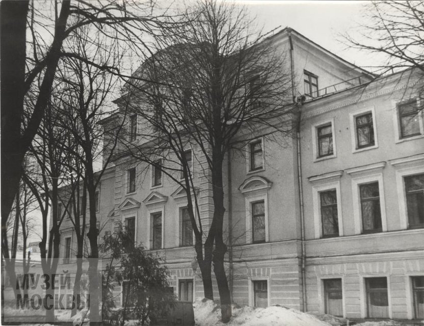 Фотография. Улица Волхонка, д.16. Вид на главный фасад здания. Январь 1986 г. Панков А.С.