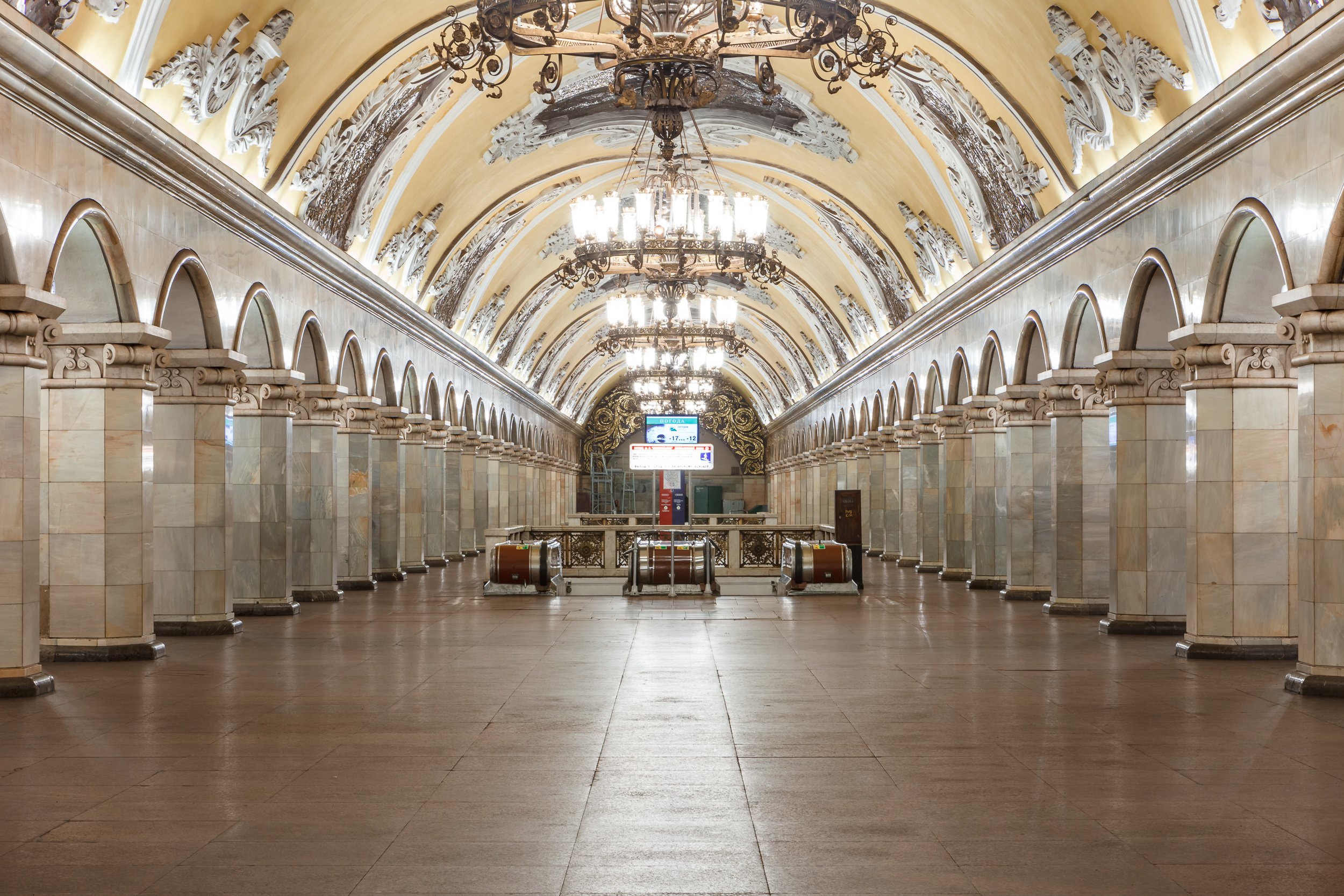 Станция метро «Комсомольская» (кольцевая)