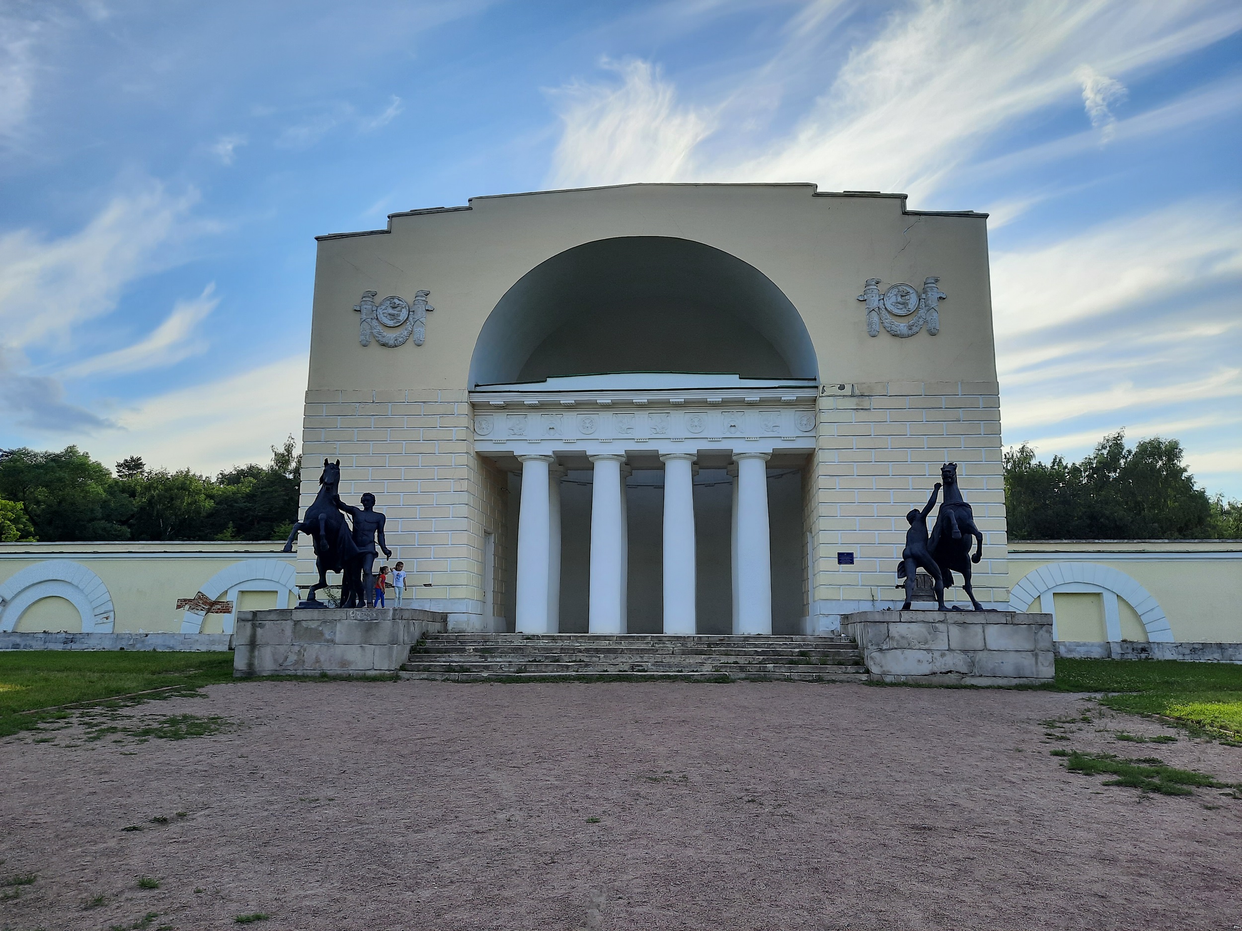 Музыкальный павильон с конными скульптурными группами